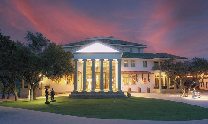 Hudson Bend House | The Gatsby Mansion: A unique luxury estate. Perfect for events or family retreat