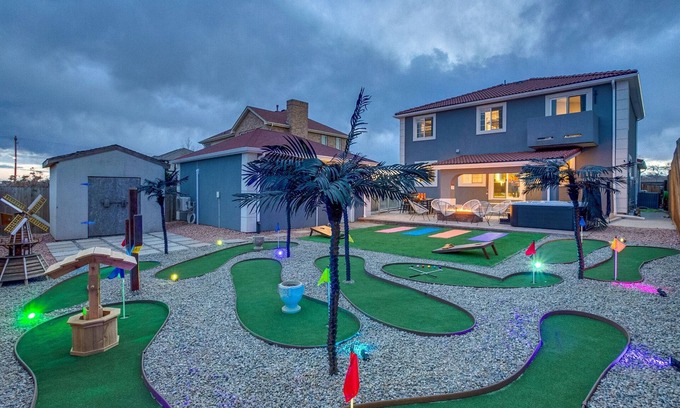 Berkley House | The Gatsby: Putt Putt - Hot Tub - Fire Pit - Movie Theater - 18 Guests