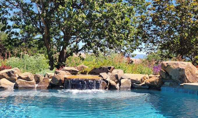 Ashland House | The Gem of Ashland, Hot tub, Views