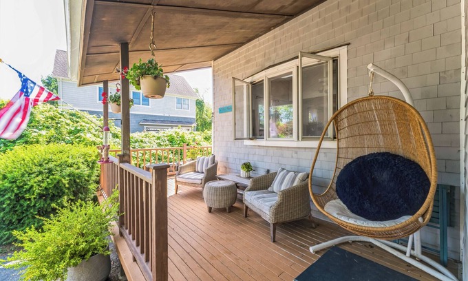 Briggs Farm House | The Getaway- beach, nature, Hottub, fire- relax!