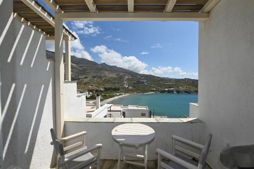 Exomvourgo Villa | The Goat House