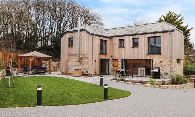 Mawnan Smith Cottage | THE GRANARY AT BOSKENSOE BARNS, pet friendly in Mawnan Smith