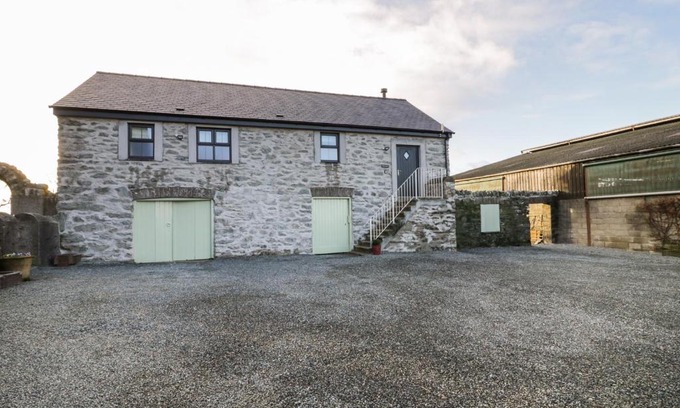 Caergeiliog House | The Granary