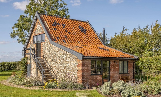 Thorington Cottage | The Granary is the perfect hideaway, set in a peaceful secluded rural location
