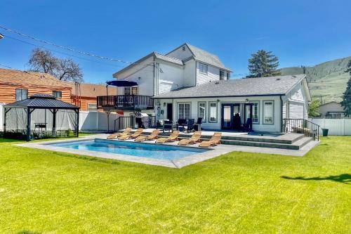 Chelan House | The Grand Chelan Group Getaway Pool and Hot Tub