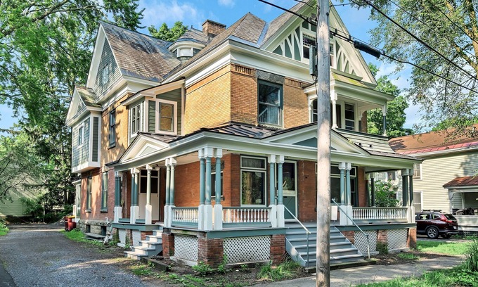 Saratoga Springs House | The Grand Mare Trifecta | Luxury | Sleeps 19