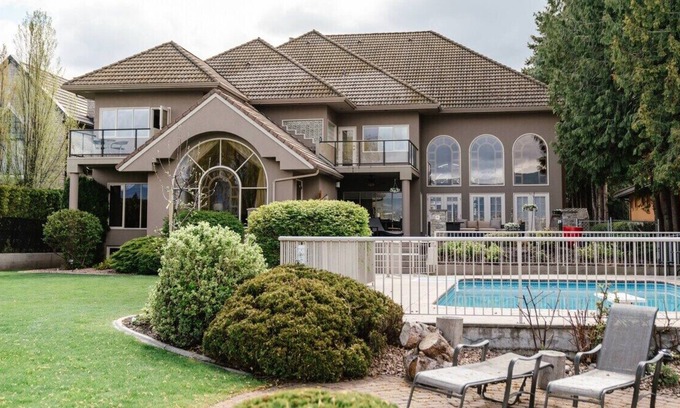 Central Okanagan House | The Grandeur - Lakefront