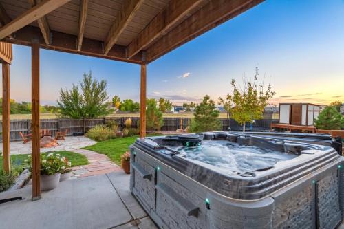 Peyton House | The Great Escape - 6BR, Gym, Hot Tub, Pets OK!