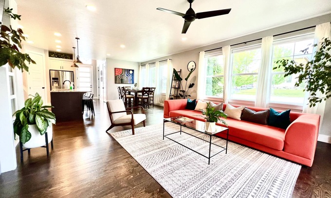 Harris Ranch House | The Greenbelt Getaway- Views, Pets, Bikes, Games, Fun!