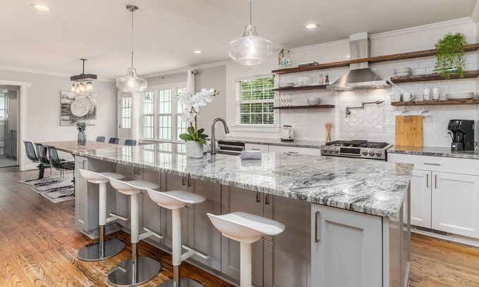 Greenville House | The Greenery- Spacious 4-bedroom with room for 10