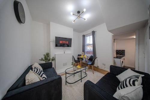 Grays House | The Hampden House - Sleeps 7