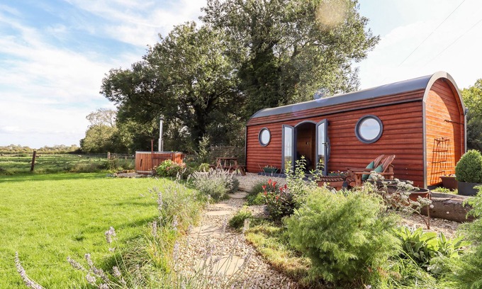 Chipping Norton Cottage | THE HAPPY VALLEY POD, romantic, with hot tub in Chipping Norton