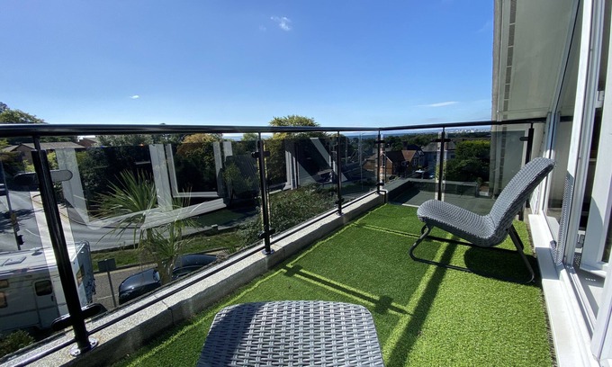 Poole House | The Harbour Lookout - Sleeps 14 in 5 bedrooms