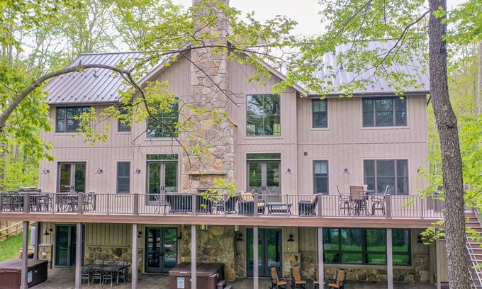 Oakland House | The Haven | Lakefront + 8 Suites, Pvt Indoor Pool, Hot Tub, Dock!