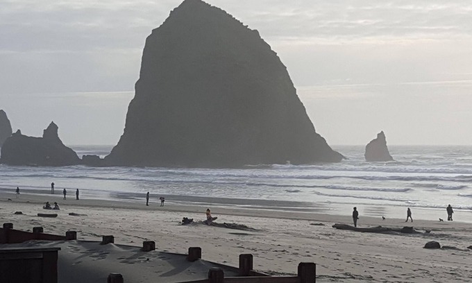 Downtown Cannon Beach House | The Haystack House-Cannon Beach Oceanfront Home Steps to Haystack Rock & Midtown