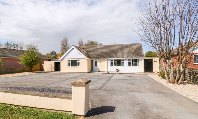 Trusthorpe House | THE HEMPLOE, pet friendly, with a garden in Sutton-On-Sea