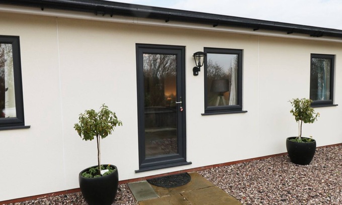 Thornton-Cleveleys Cottage | THE HEN HOUSE, pet friendly, with a garden in Thornton, Lancashire