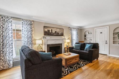 Cuyahoga County House | The Henry House I Pet Friendly Cozy Convenient