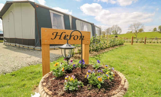 Llandrindod Wells Cottage | THE HERON, pet friendly, with hot tub in Rhayader