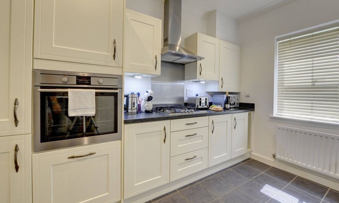 Shefford Villa | The Heronslee | House w. Office, Garden & Parking | eco-Short Term Let by SILVA