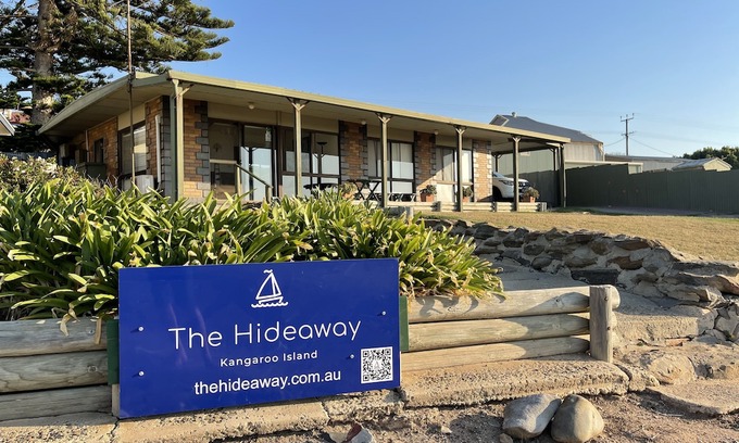 Penneshaw House | The Hideaway is absolute seafront position 3 bedroom house in Penneshaw