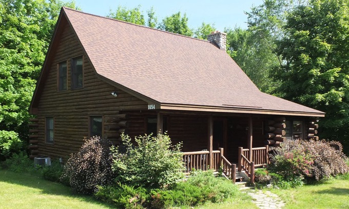Beulah Cabin | The Hillside Hideaway at Crystal Lake - PRIVATE SPA AND SEASONAL LAKEVIEW!