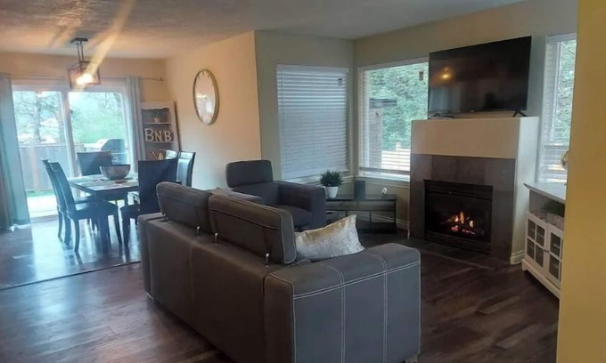 North Cowichan House | The Hilton House - Bright sunny, 3 bedroom home.