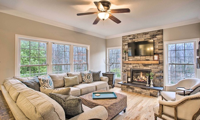 Skyland House | THE HIVE Family Friendly Spacious 6-bedroom House in Asheville with WiFi, Games