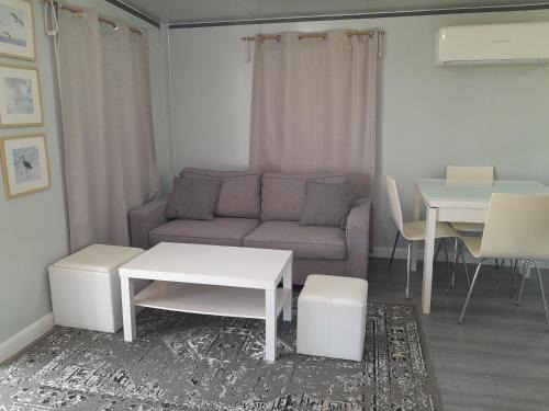 Lightning Ridge Apartment | The Holiday Hut