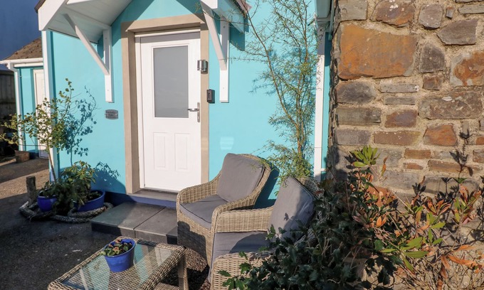 Kilgetty Cottage | THE HOLLYBUSH, pet friendly, with a garden in Kilgetty