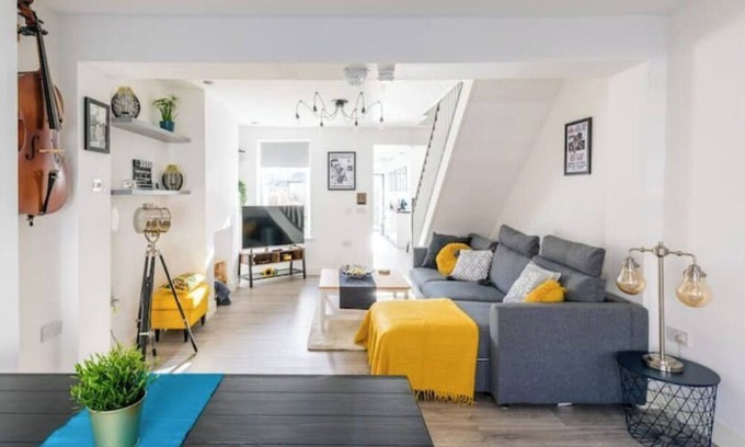 Roath House | The Hollywood - Large Beautiful 3 Bedroom House