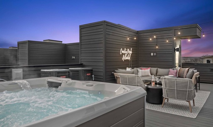 Katie Hill Neighborhood House | The Hubb House - Hot Tub + Rooftop Lounge!