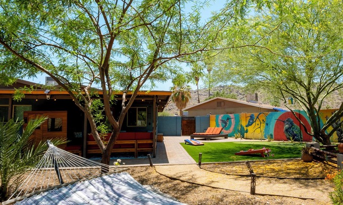 Citrus Plaza House | ~The Hummingbird House~ Sauna, Two King Beds, Mountain Views!
