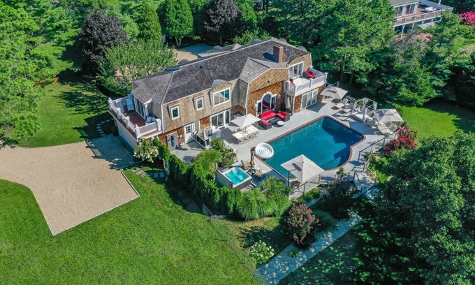 Shinnecock Hills House | The J Luxury Luxury Villa : Poolside Retreat w. Sauna