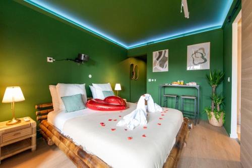 Prado - Republique Apartment | The Jungle - Jacuzzi, Sauna & Projector