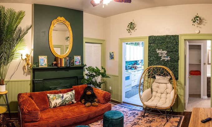 Historic Downtown Savannah Apartment | The Jungle Nook: Themed,Steps to Forsyth,King Bed,Grill,Games,Picnic Basket