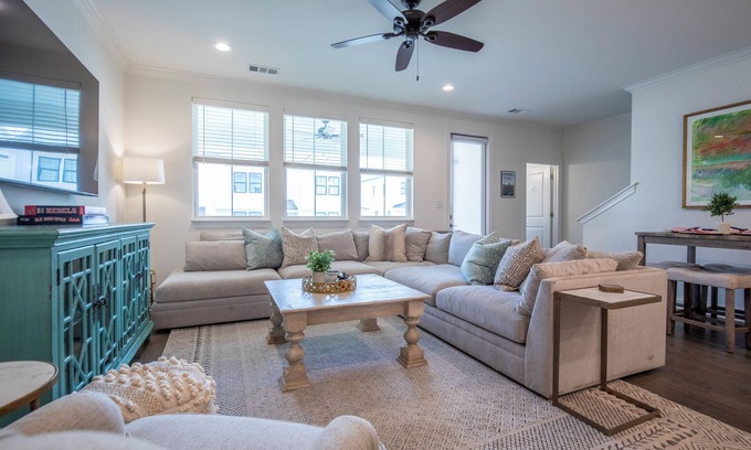 Oxford Condo | The Kiff Inn – Modern 3BR Condo Sleeps 9, Ensuite Bathrooms & Pool