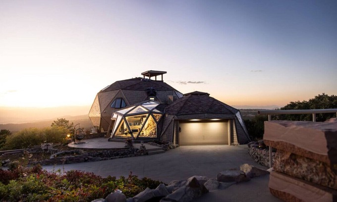 Castle Rock Apartment | The KingDome: A Unique, Royal Experience w/Hot Tub | Gym | Steam Room & Views!