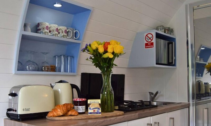 Llandovery Ski Chalet | The Kingfisher’s Burrow, The Kingfisher's Burrow Riverside Stay