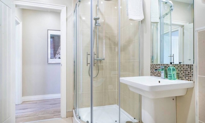 Belfast Apartment | The Klimt-1 bd Stylish Ap (Gold Short Term Stays)
