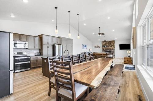 Indian Point House | The Lake Fish-Amazing Views-Sleeps 24-indoor-outdoor pools