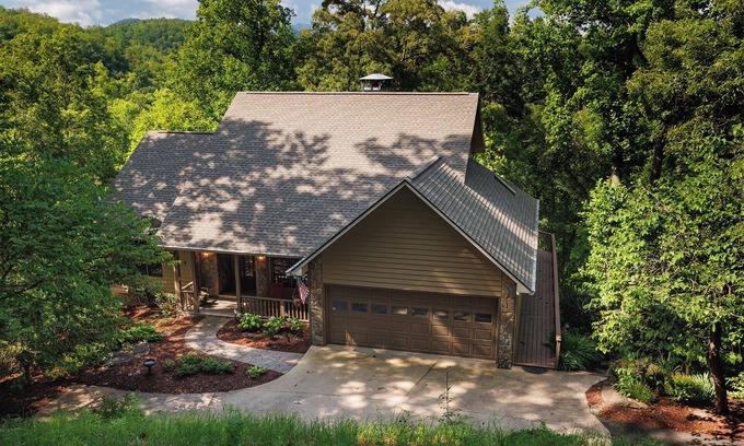 Bryson City Cabin | The Lake Wood with private dock access on Lake Fontana!