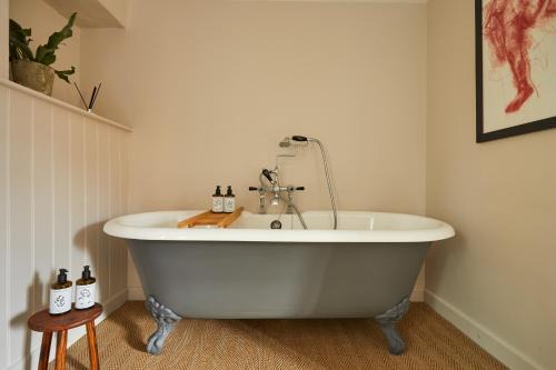 Ascott-under-Wychwood Hotel | The Lamb Inn