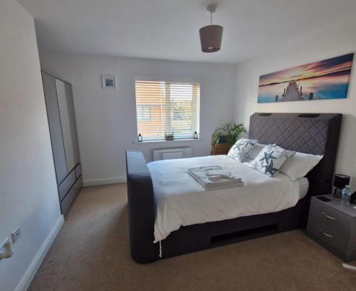 Folkestone House | The Lancers - Modern Double Room with En-Suite, Parking & Fast WiFi - Close to Eurotunnel