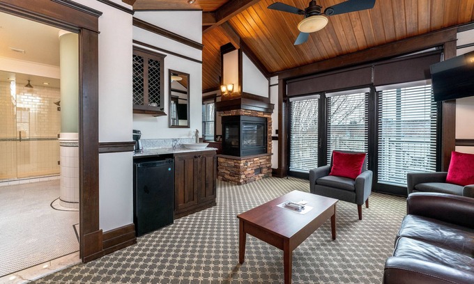 Chelan Condo | The Landing 201 Luxury King Suite with Balcony