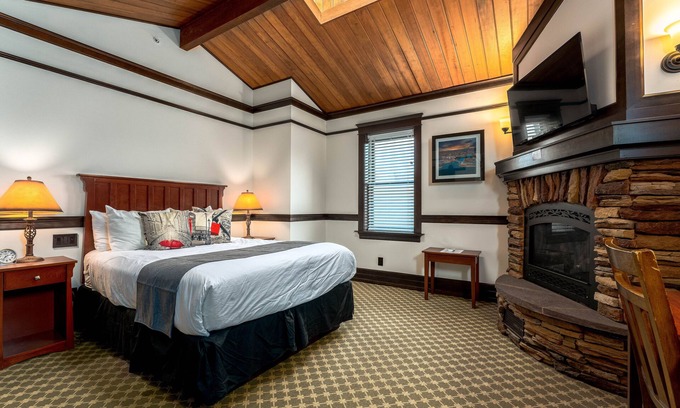 Chelan Condo | The Landing 208 Queen Suite with Jetted Tub
