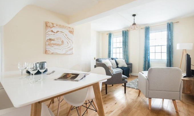 Bath Apartment | The Lapis Lounge - Large 3BDR House at River Avon