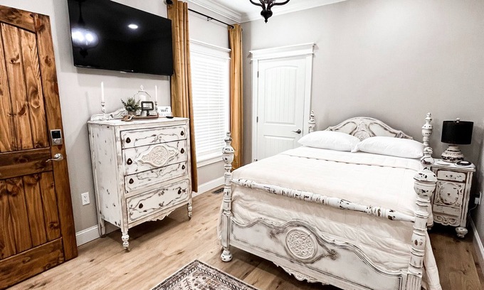 Low Moor Apartment | The Laurel Suite- Room #2 Private Suite