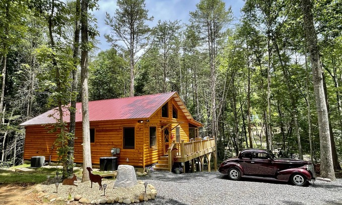 Murphy Cabin | The Lazy Goat Cabin: HotTub, Grill, Fire Pit, Wifi