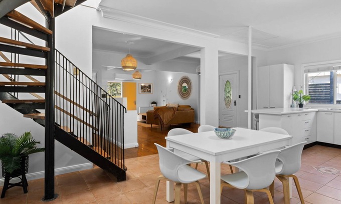 Budgewoi House | The Lazy Mimosa Retreat stylish 4BR Home Near Beach & Lake